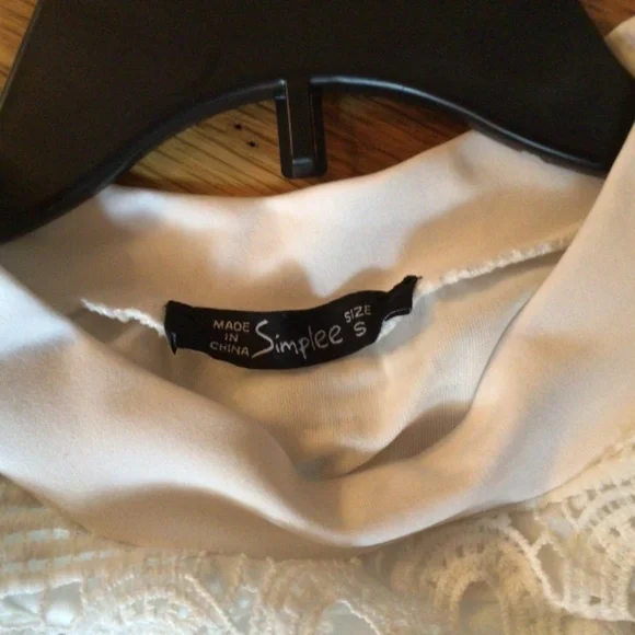 Simplee Crochet lined white Lace l/s blouse sm NWOT $78R - Picture 6 of 8